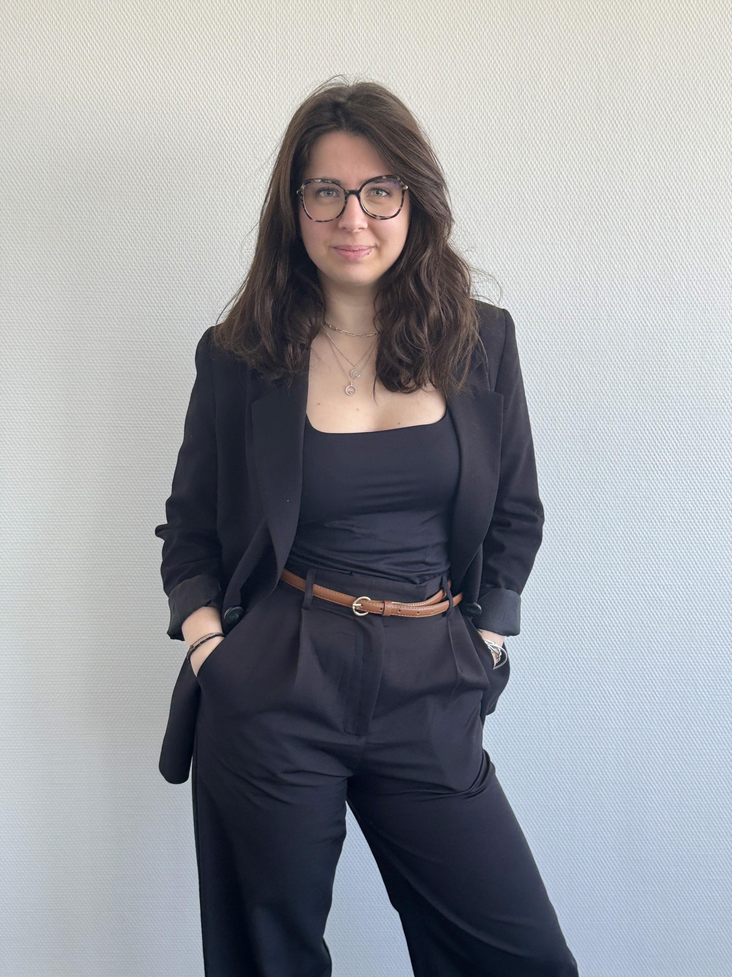 Margaux Tappaz, architecte d’intérieur et co-gérante chez N6, spécialisée dans la conception d’espaces sur mesure et l’harmonie globale des intérieurs.