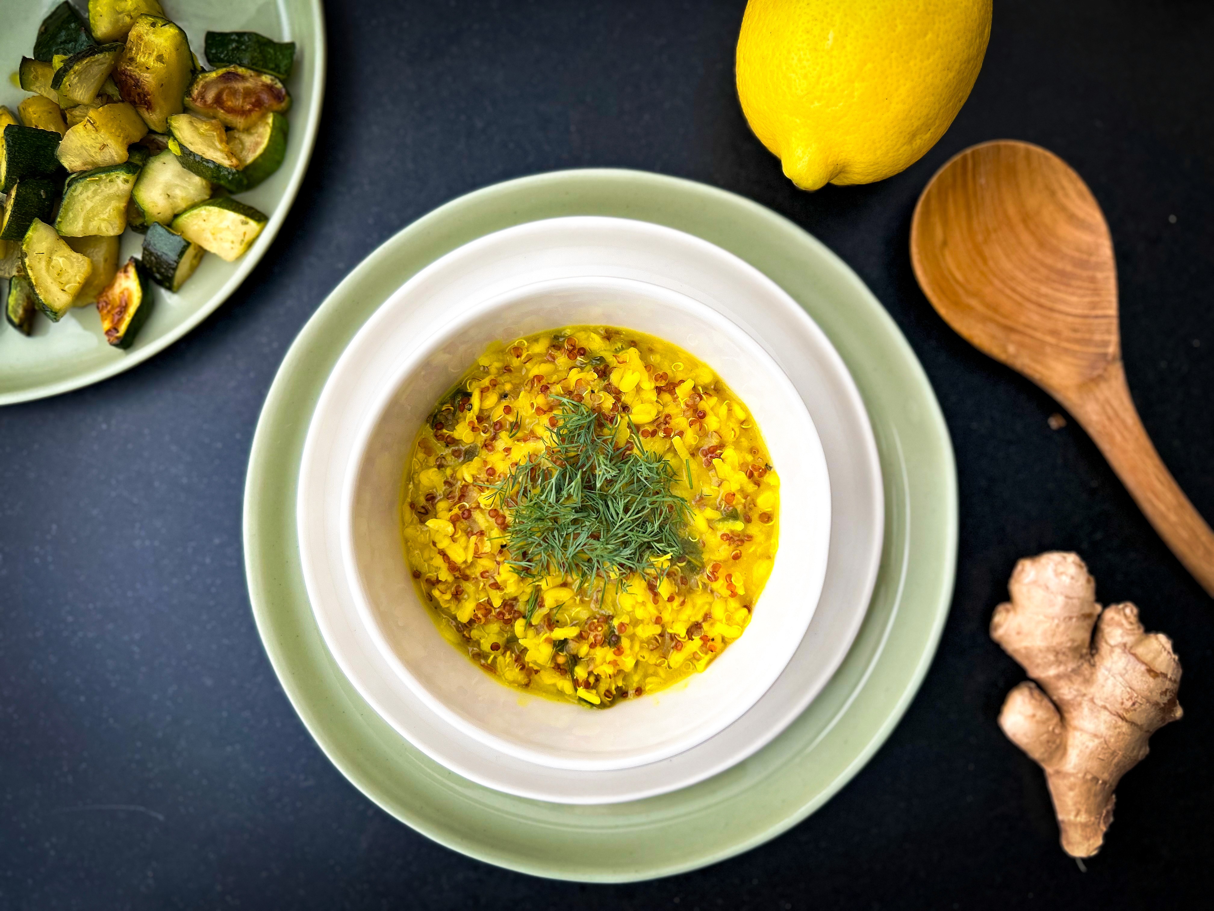 Frau schneidet Gemüse mit einem Messe auf einer schwarzen Arbeitsplatte.