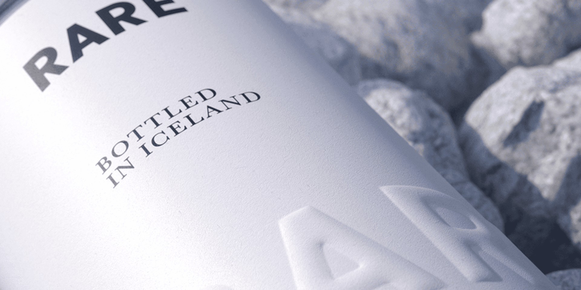 Rare Water Packaging Design – Flasche im Naturstein-Setting