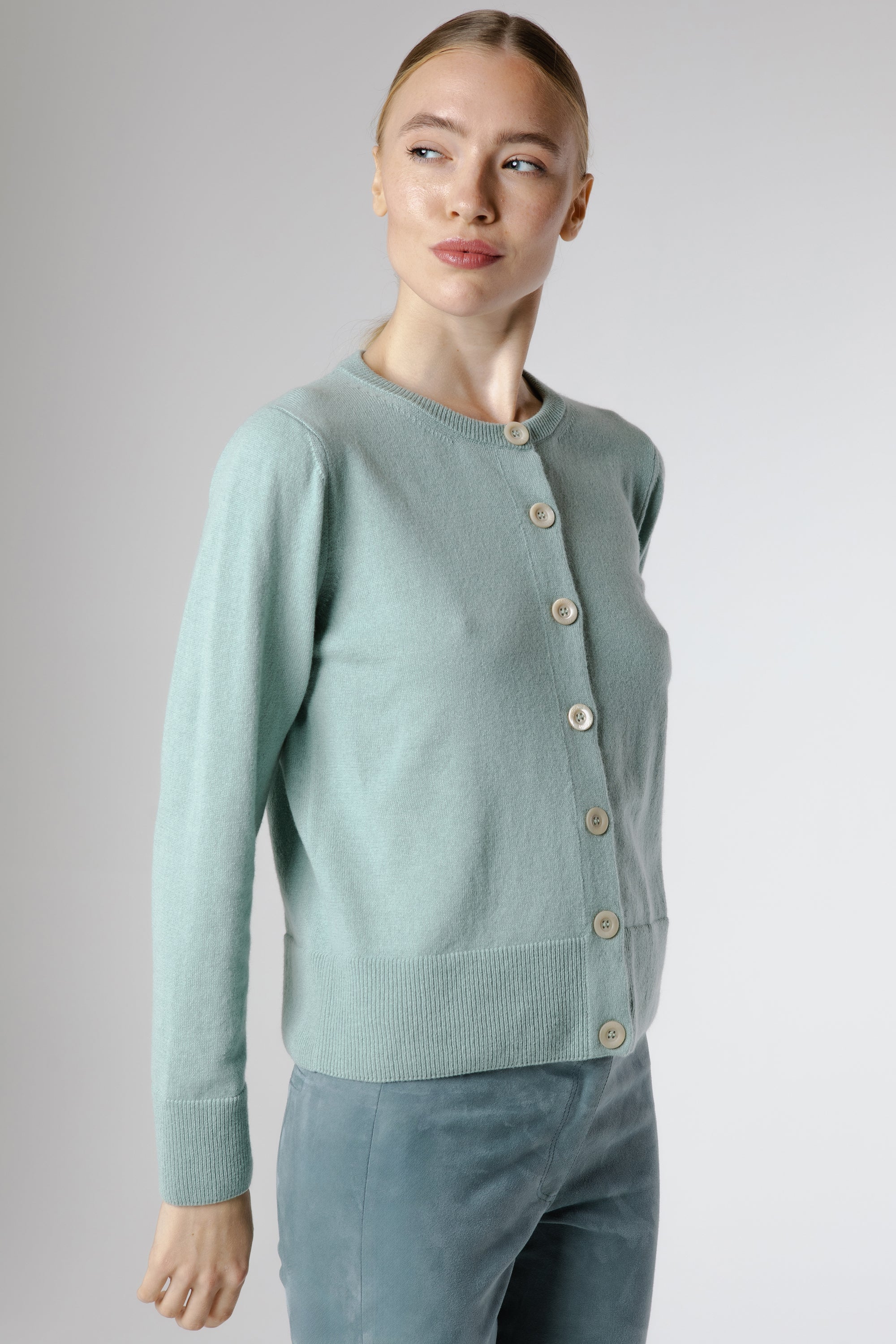 Premium women cashmere cardigan – side view of Ginan Cashmere Cardigan Dew in light blue Italian knitwear.