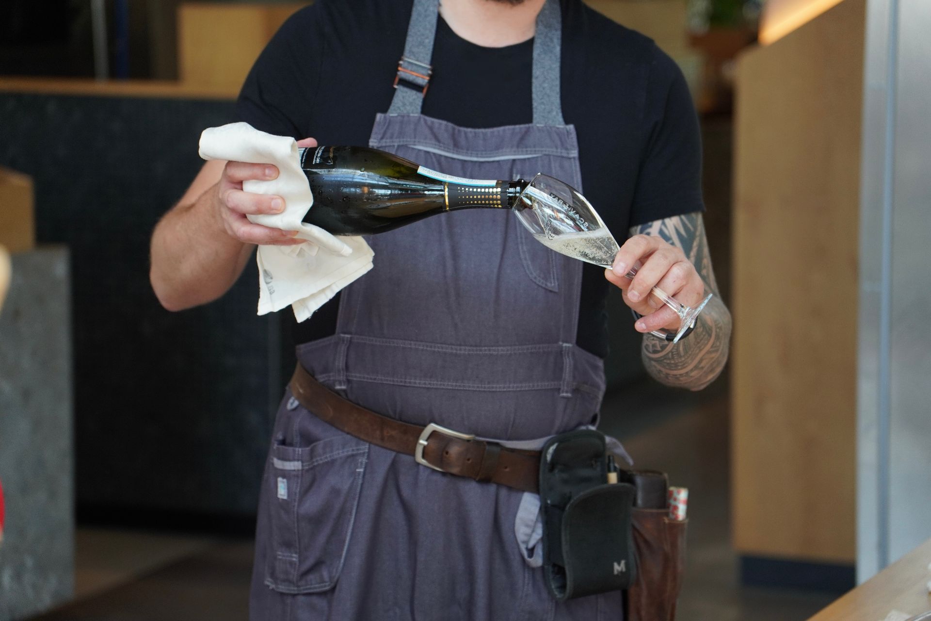 koch schenkt wein ein