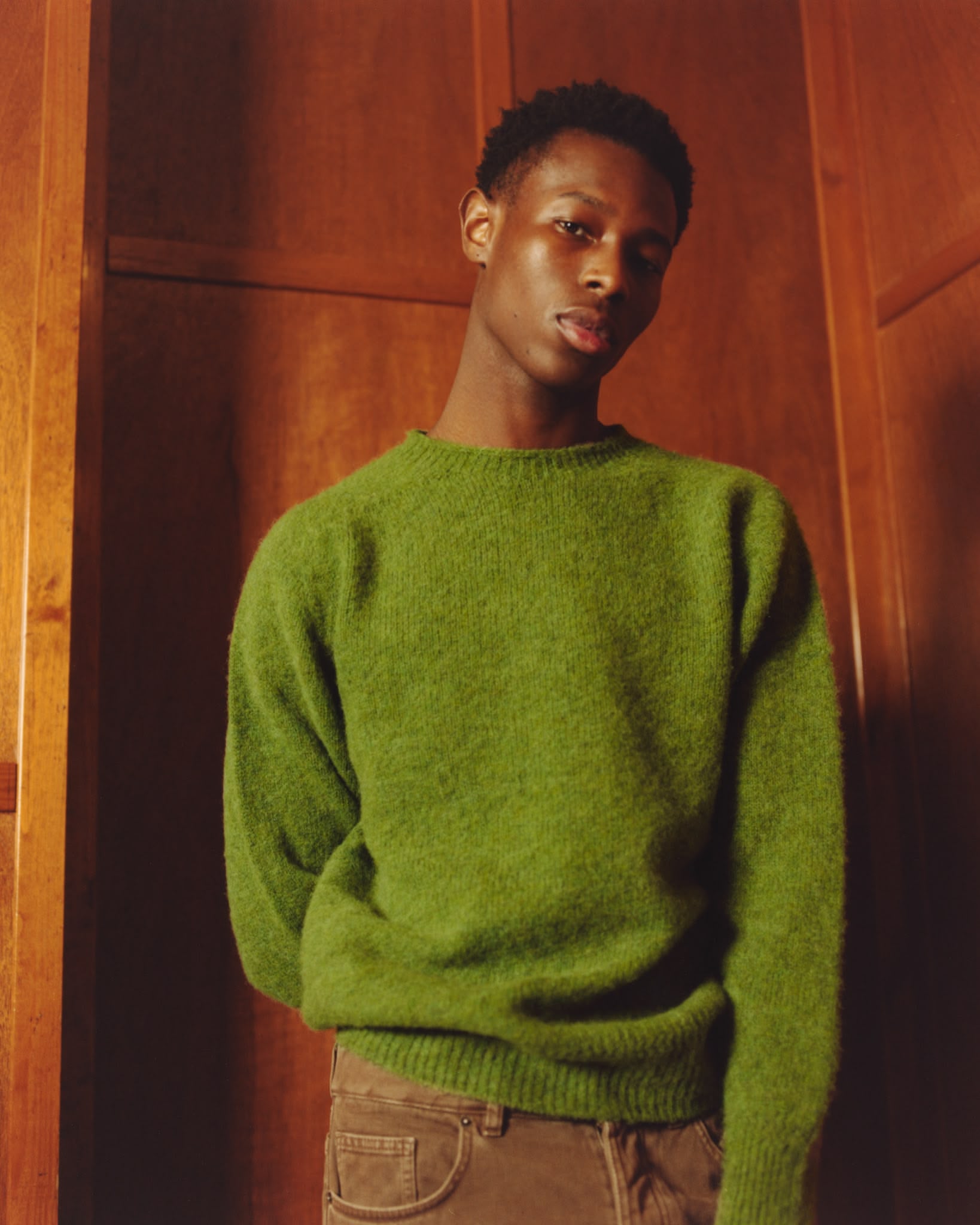 Le mannequin du lookbook  Another Aspect porte un pull en laine brossé Ecossais