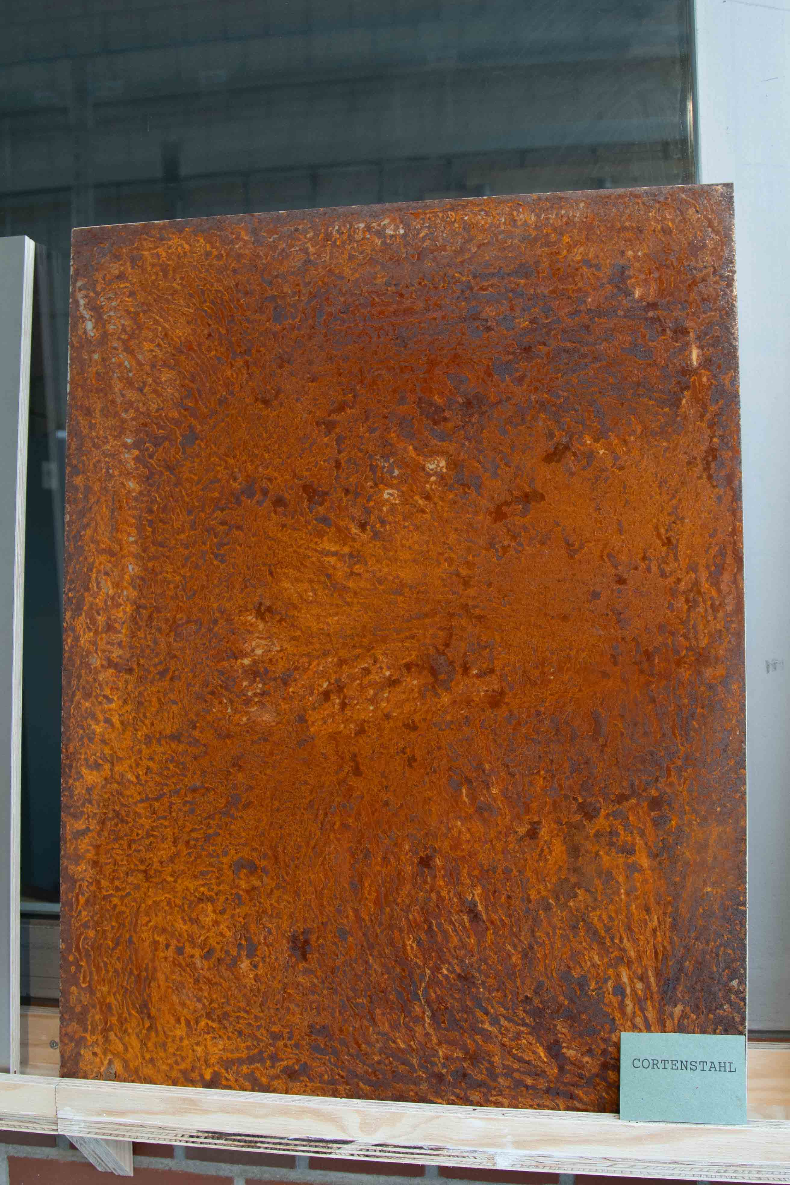 Detailaufnahme der Wellenstruktur der Akustiklampe aus Holz, zeigt Material und handgefertigte Verarbeitung