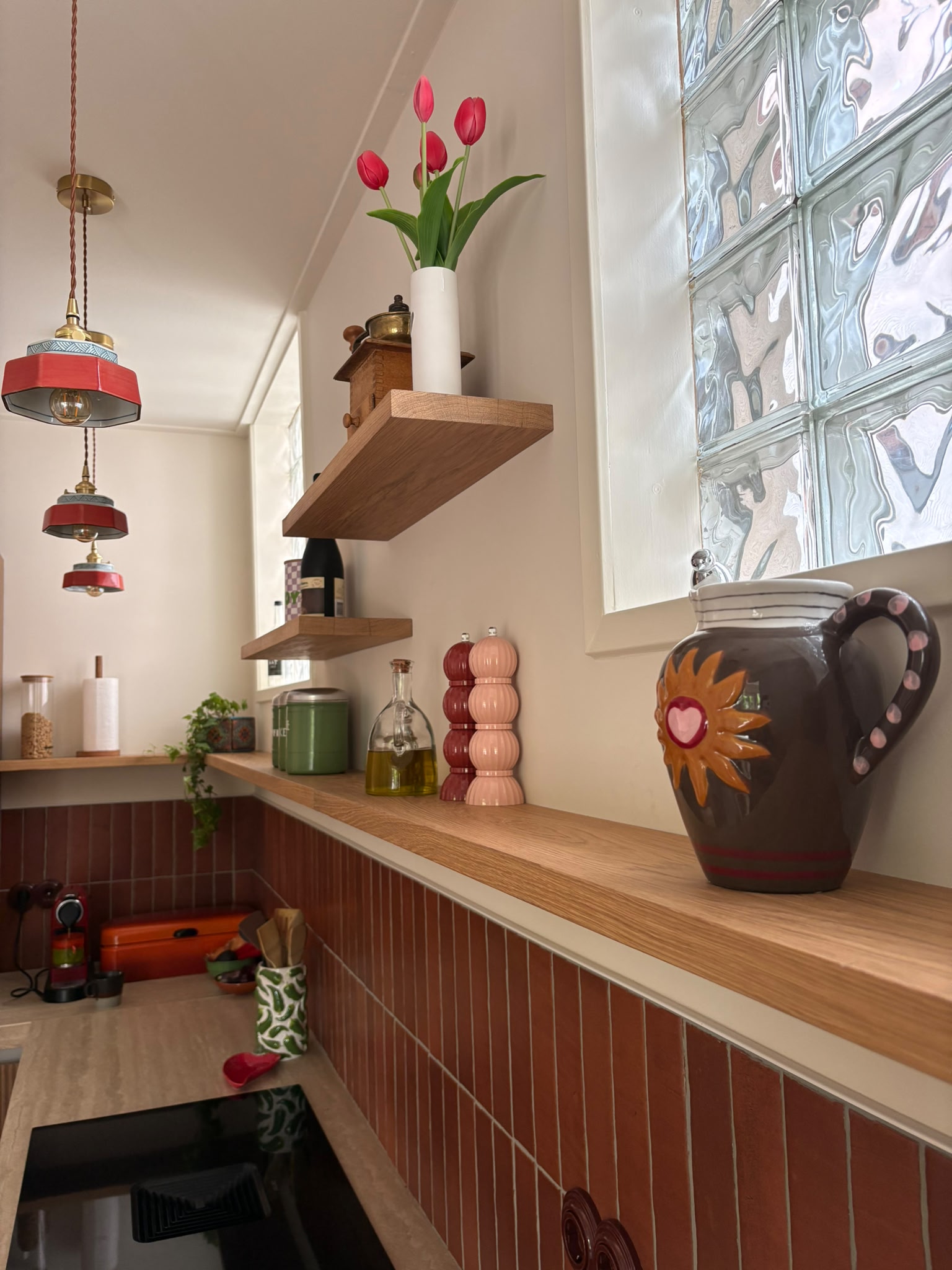 Op maat gemaakte wandplanken in een warme en moderne keuken