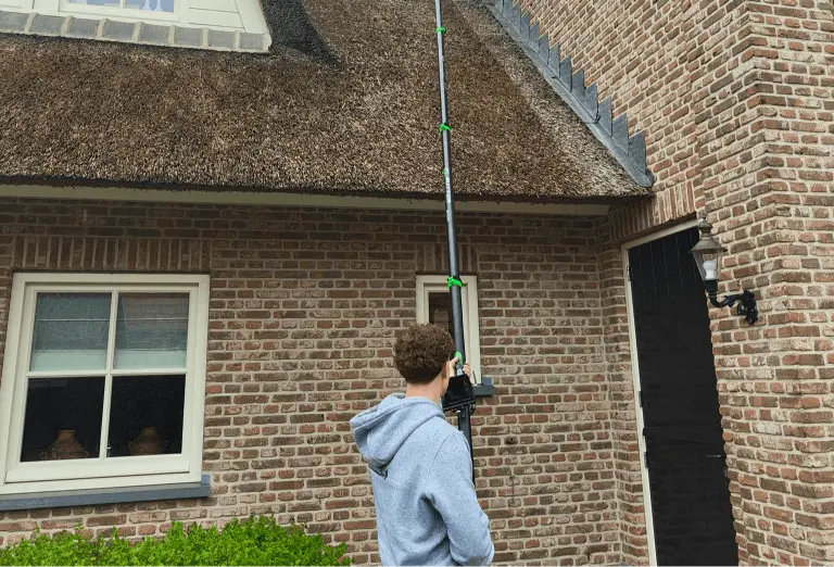 Schoonmaken dakgoten met dakgoten stofzuiger