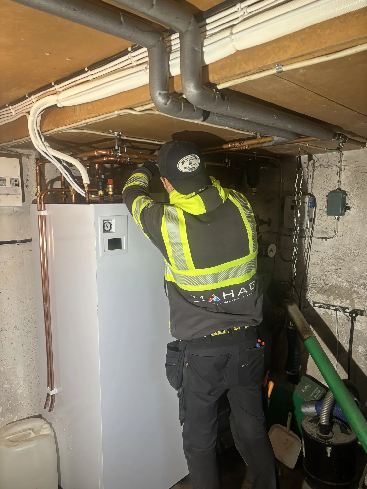 Marcus Hagwall framför Mahag-firmabilen