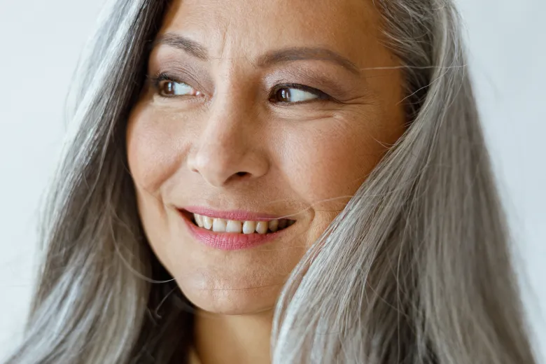 Uśmiechnięta kobieta z implantami.