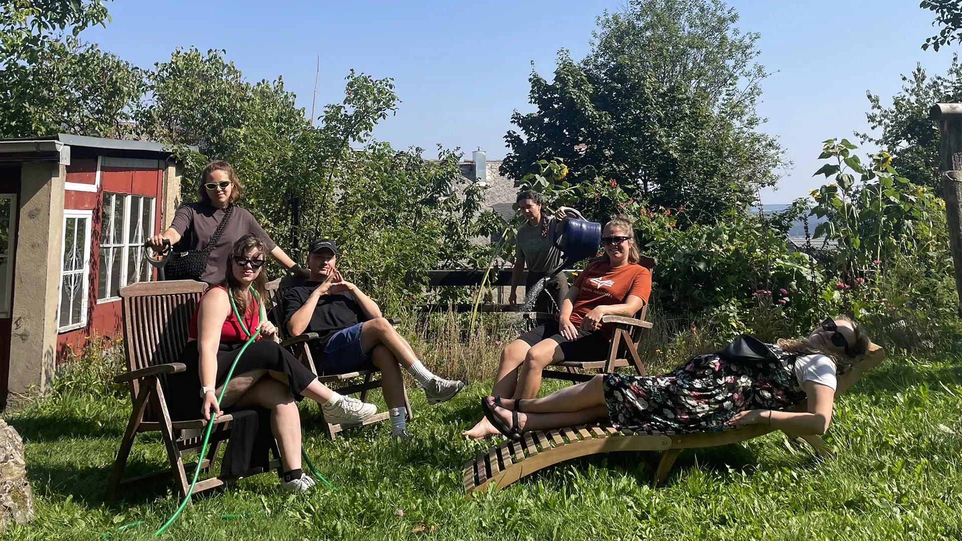 Členové spolku KultiVary při odpočinku na zahradě. Nadace podporuje jejich práci pro posílení sociální soudržnosti v kraji.