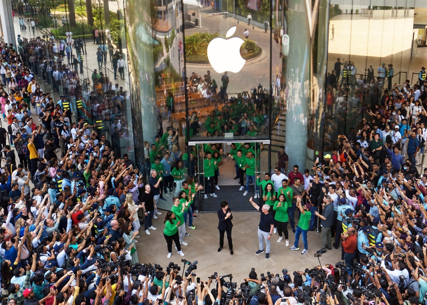 Foule dense et téléphones levés devant l'ouverture d'un Apple Store à Bombay