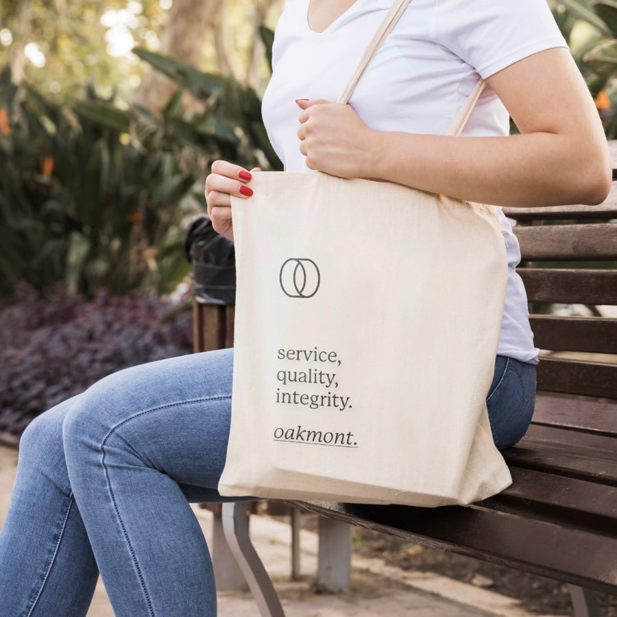 Oakmont-branded tote bag.