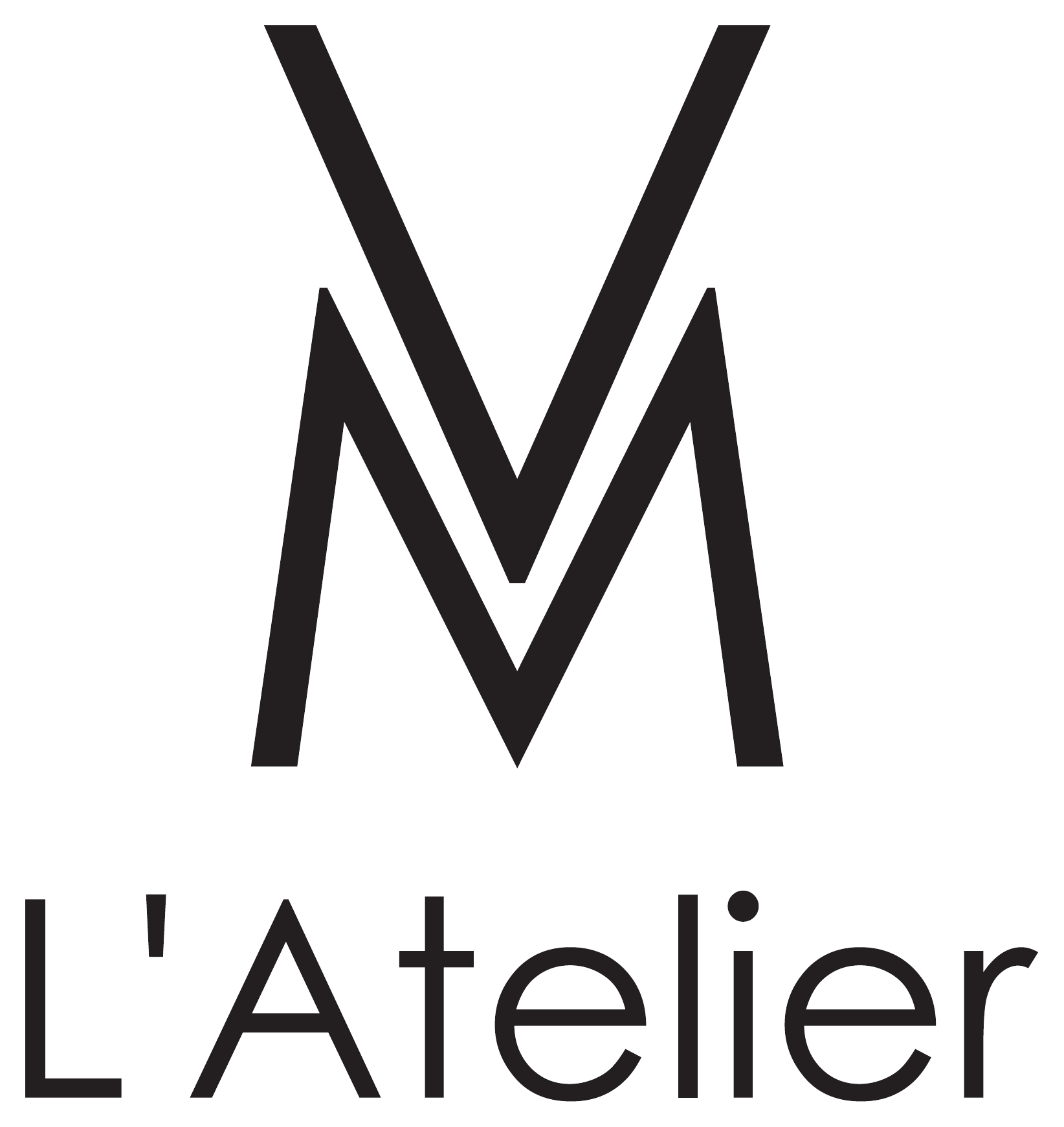 Logo ufficiale VM L’Atelier con monogramma geometrico nero formato dalle lettere V e M sovrapposte e lettering essenziale “L’Atelier”. Il brand, indicato anche come L’Atelier 3D, è stato fondato dai designer lunetiers Vanessa e Mehdi, che hanno maturato esperienza nel settore a partire dal 2003 presso Mikli Diffusion France, collaborando con protagonisti della creatività internazionale. La loro prima collezione ottica ha ottenuto due Silmo d’Or nel 2007. VM L’Atelier sviluppa occhiali da vista e da sole personalizzabili attraverso tecnologie di produzione tridimensionale abbinate a linee sobrie, proporzioni leggere e una ricca ricerca cromatica. Le montature sono descritte dal marchio come ultra-sottili, ultra-leggere, setose al tatto, biocompatibili, resistenti ai raggi UV e personalizzabili attraverso una palette di ventidue colori. La produzione privilegia, quando possibile, filiere corte francesi ed europee. Brand eyewear selezionato da Ottica Dentella per chi ricerca personalizzazione, innovazione 3D, comfort e design contemporaneo.