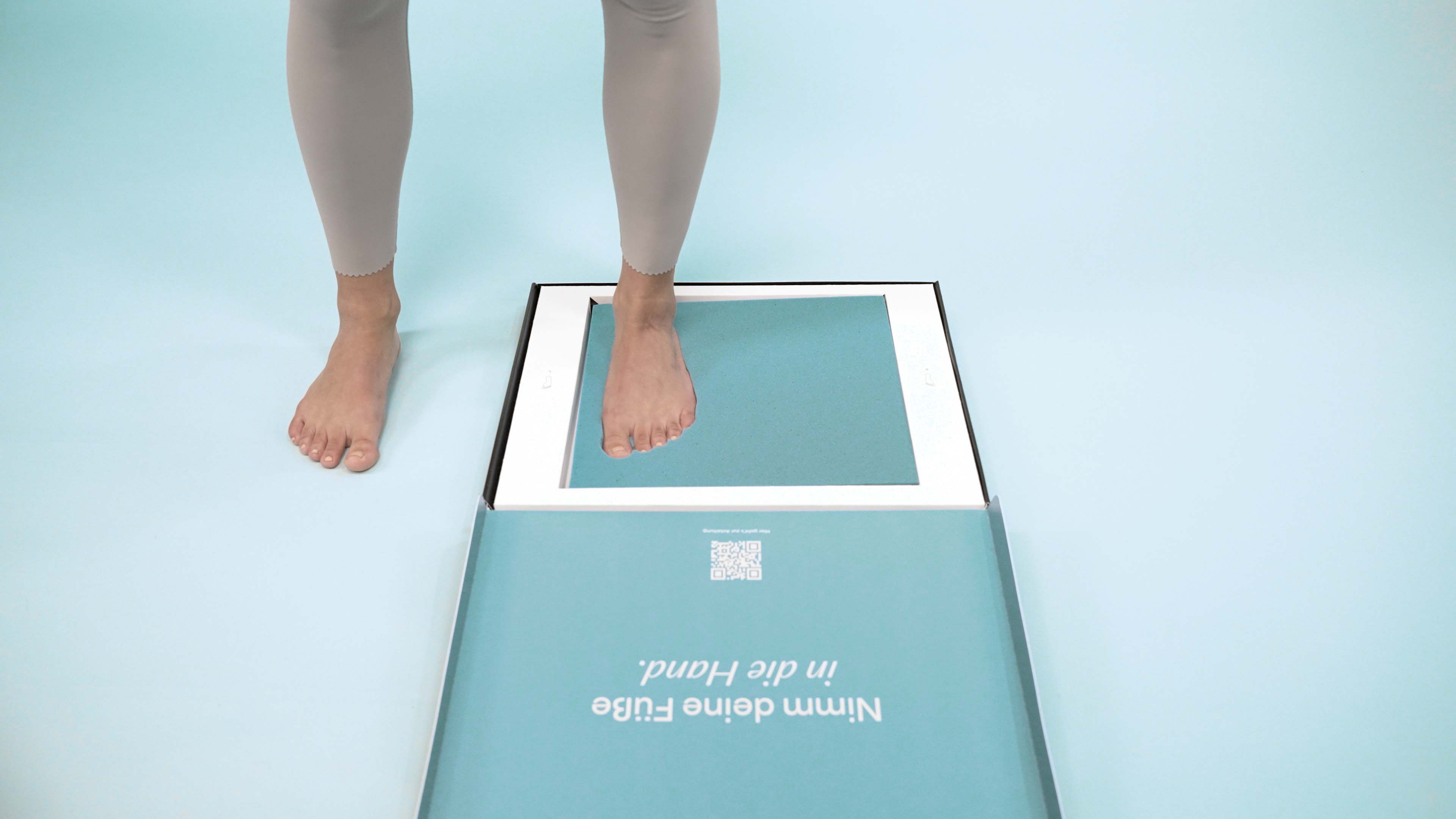 Geführter Einstieg in den Bestellprozess mit physischem Fußscan zur Erfassung individueller Bedürfnisse
