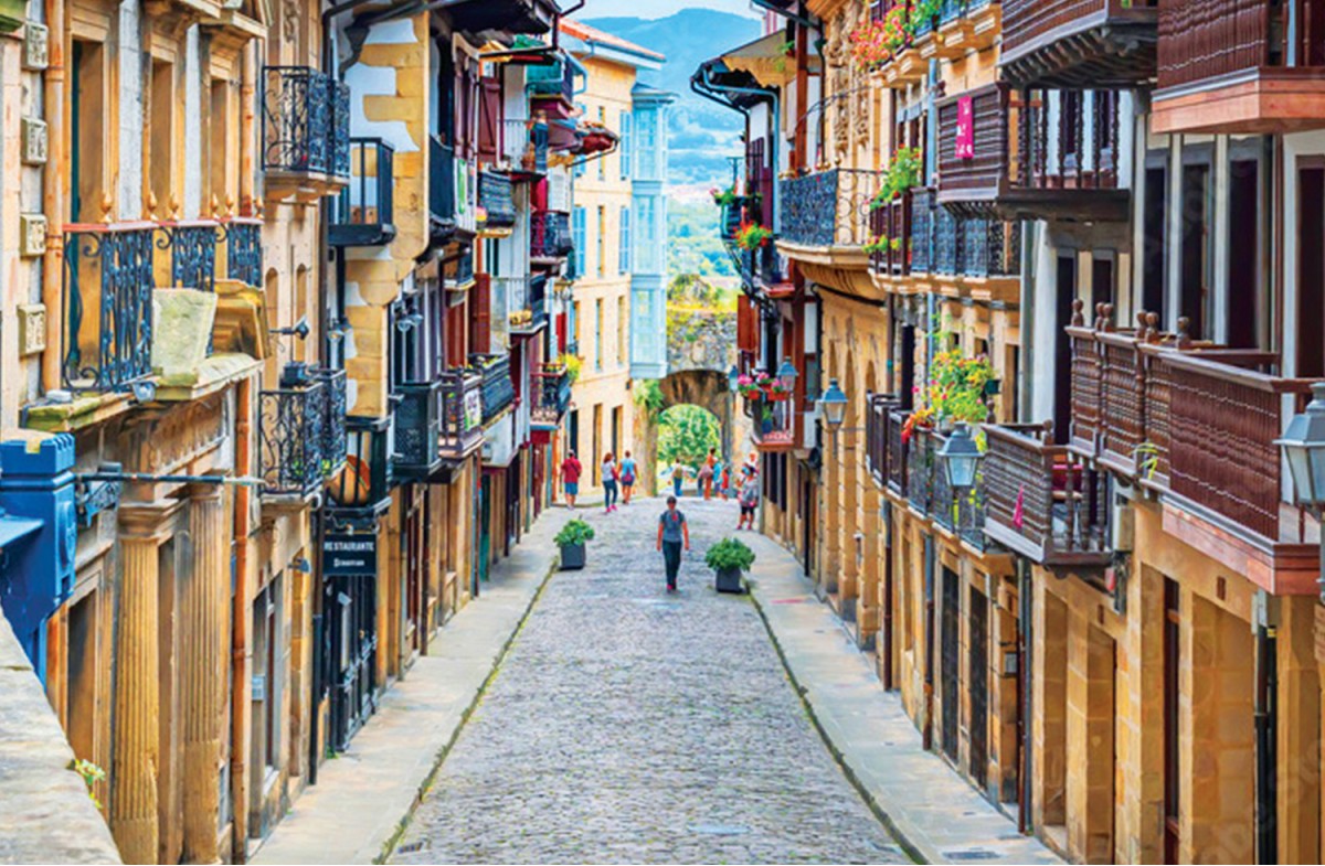 Discover the secrets of the Basque lands, the coastline, and experience local activities.