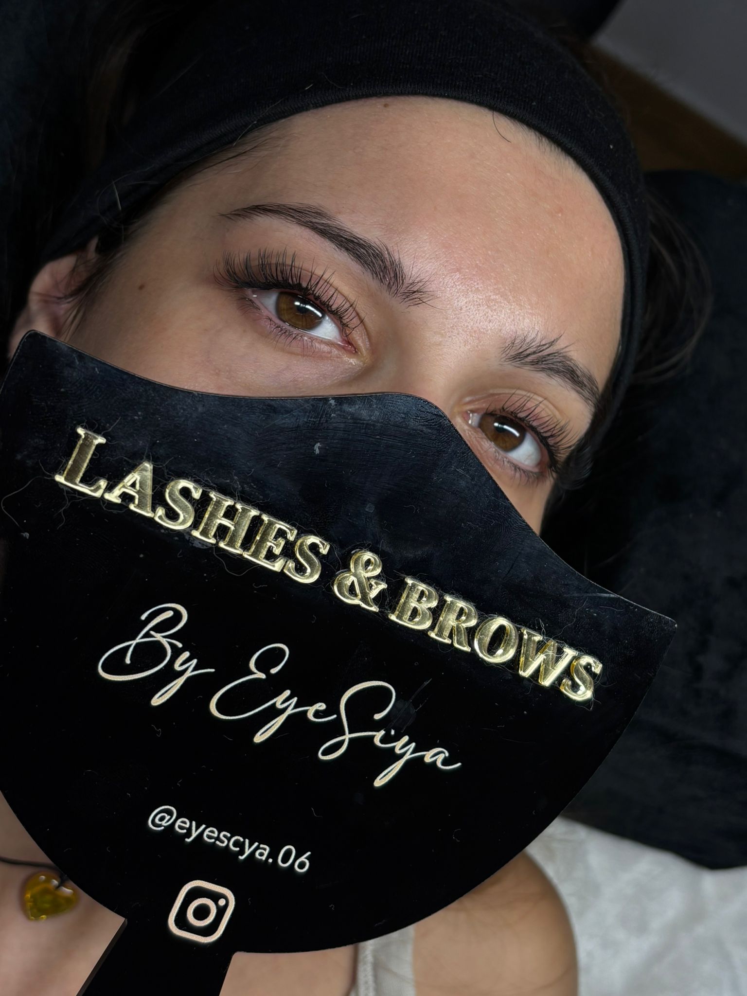 Extension de cils naturelle réalisée par EyeScya – regard sublimé avec cils allongés et sourcils disciplinés, prestation professionnelle Lashes & Brows à Cannes.