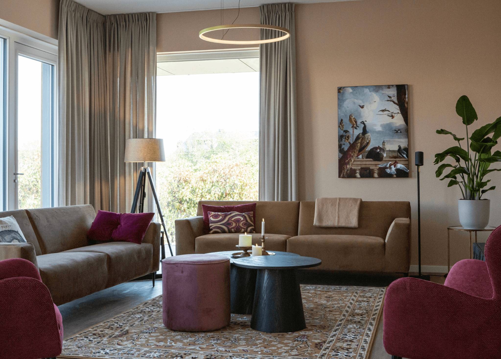 zithoek met bruine banken en donker rode styling