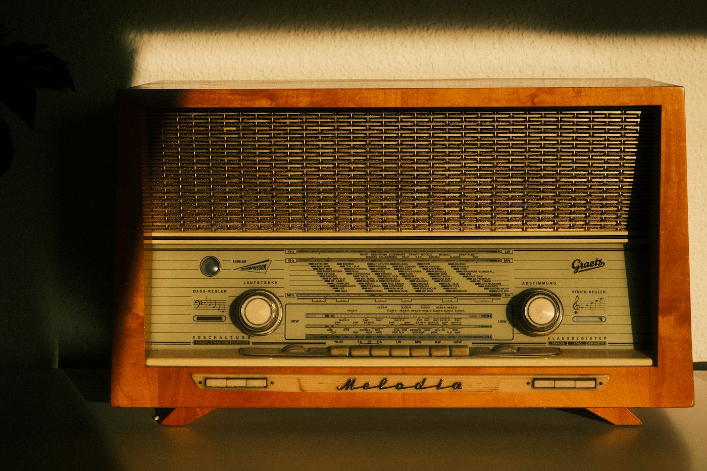 Vintage wooden radio with a woven speaker grill