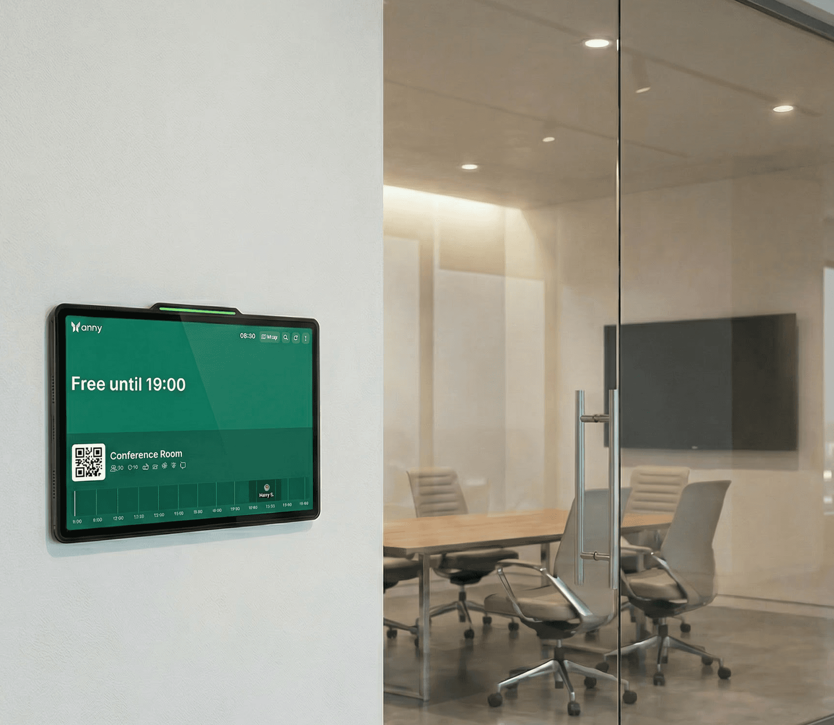 Qbic TD-1060 Slim als Raumdisplay am Meetingraum zeigt Verfügbarkeit im anny Buchungssystem als frei