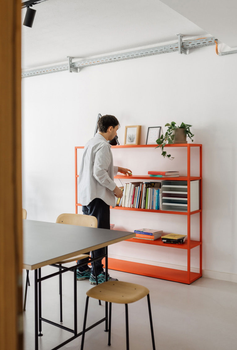 A meeting room at denkwerk with a small library.