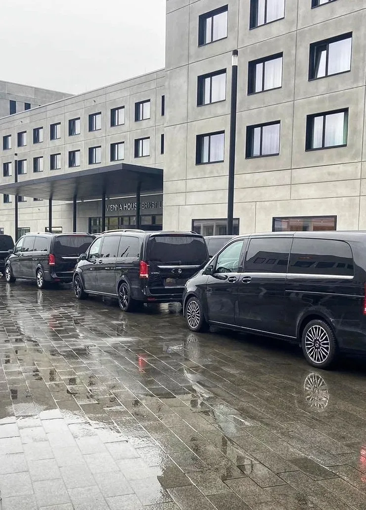 Mercedes Sprinter vor Hotel