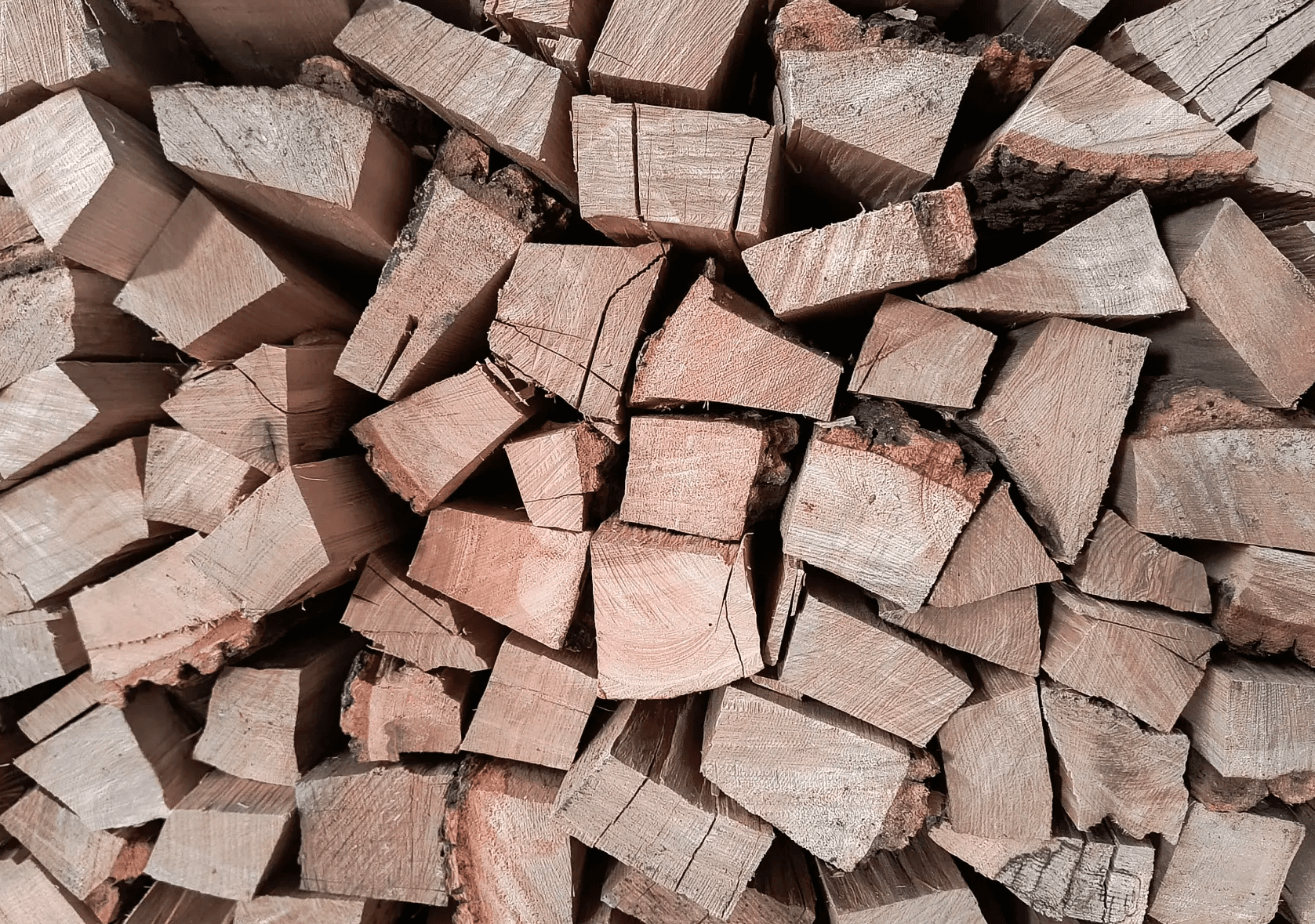 Vyskládané suché palivové dřevo