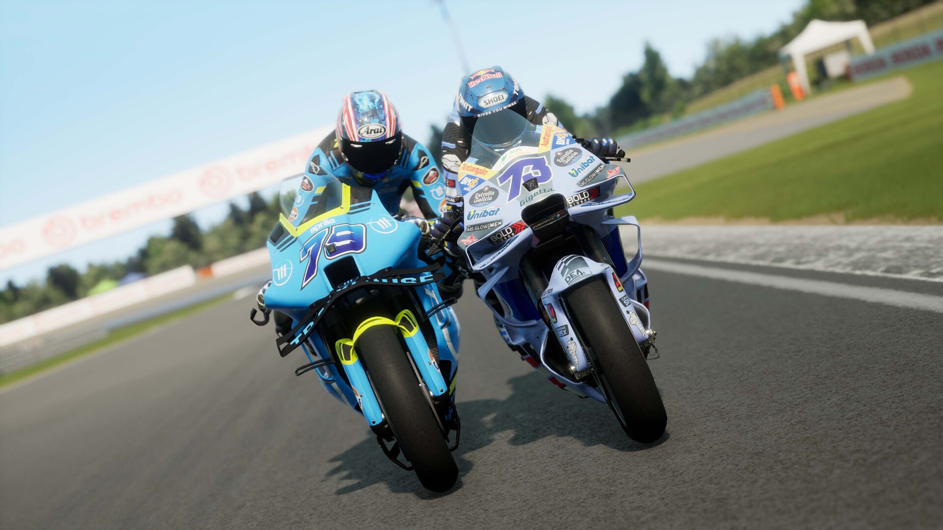 Duel serré entre deux pilotes sur le circuit officiel dans MotoGP™26, graphismes next-gen.