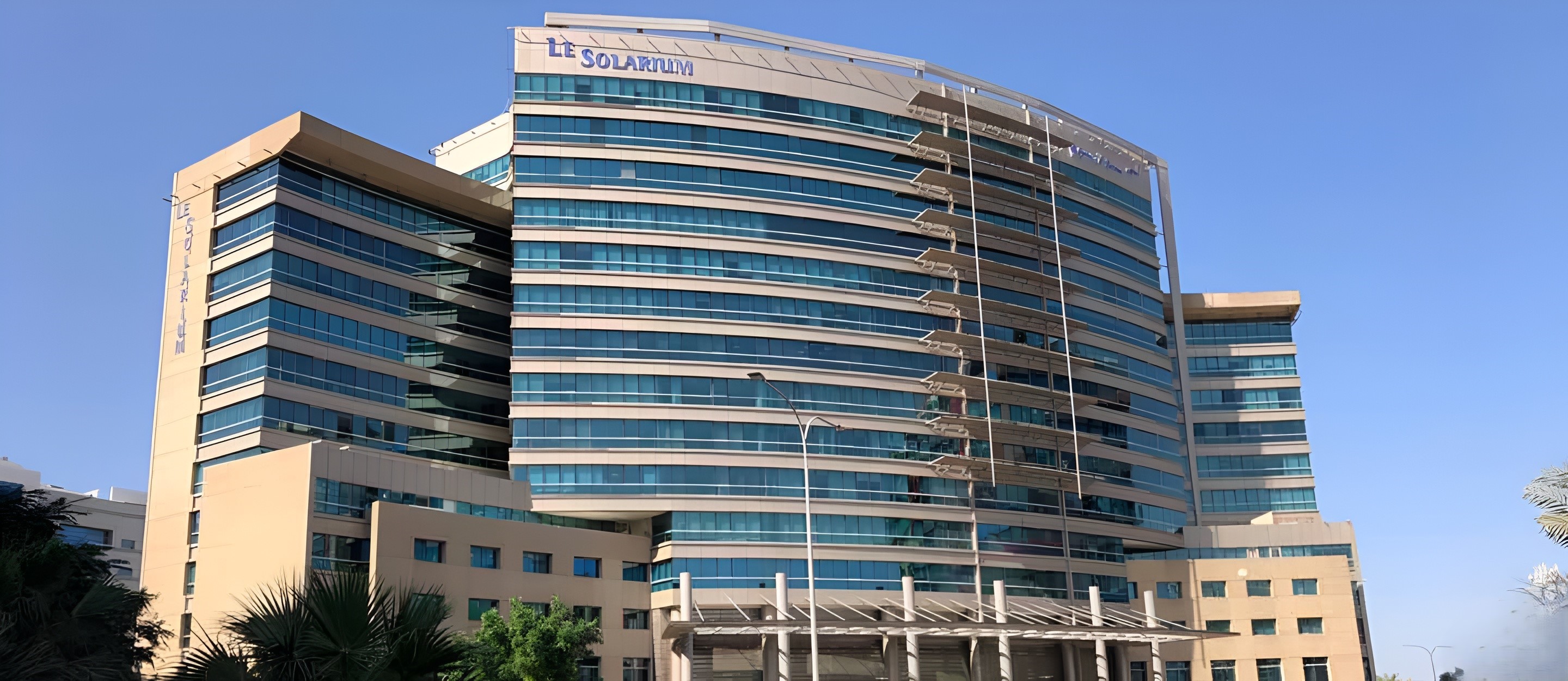 Le Solarium: rendering, contemporary office building, prominent glass facade.