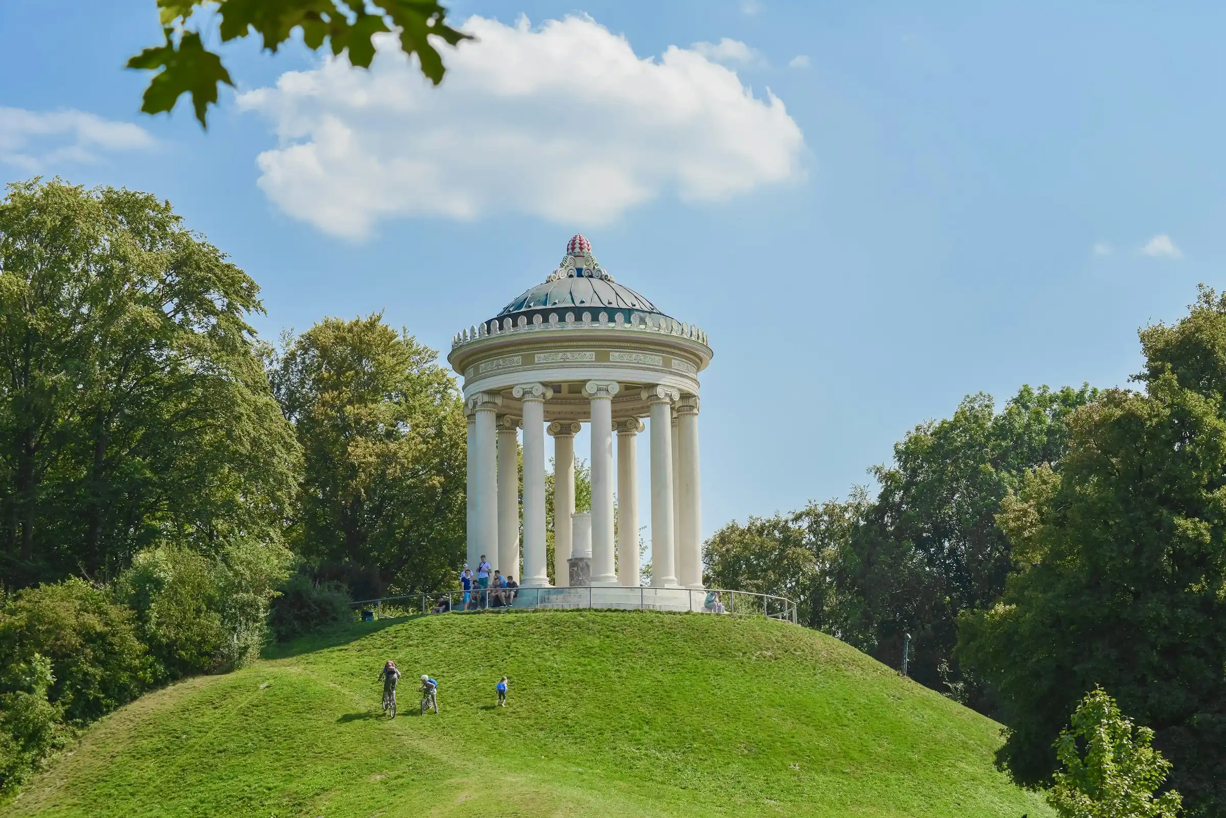 München-Schwabing, Englischer Garten, Monopteros im Sommer