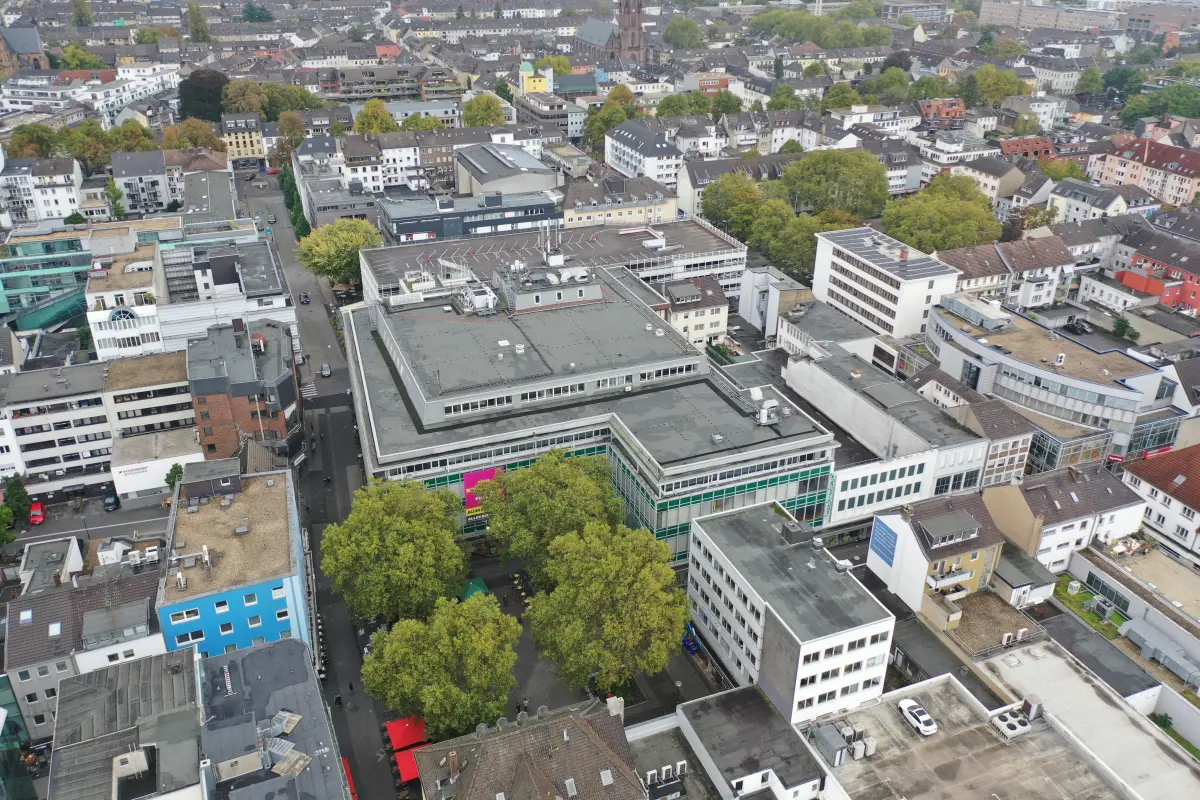 Isometrische Zeichnung eines Bauprojekts mit mehreren Gebäuden und markierten Strukturen in Rot