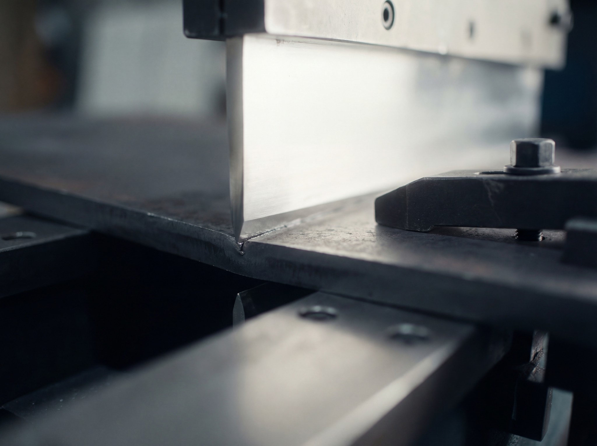 Shearing of sheet metal with an industrial machine for precision mechanical cutting