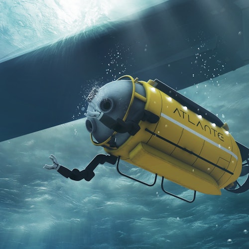 Sebuah robot kuning bawah air dengan tulisan "ATLANTE" sedang terapung di bawah permukaan air, dilengkapi dengan lengan robotik dan kamera.