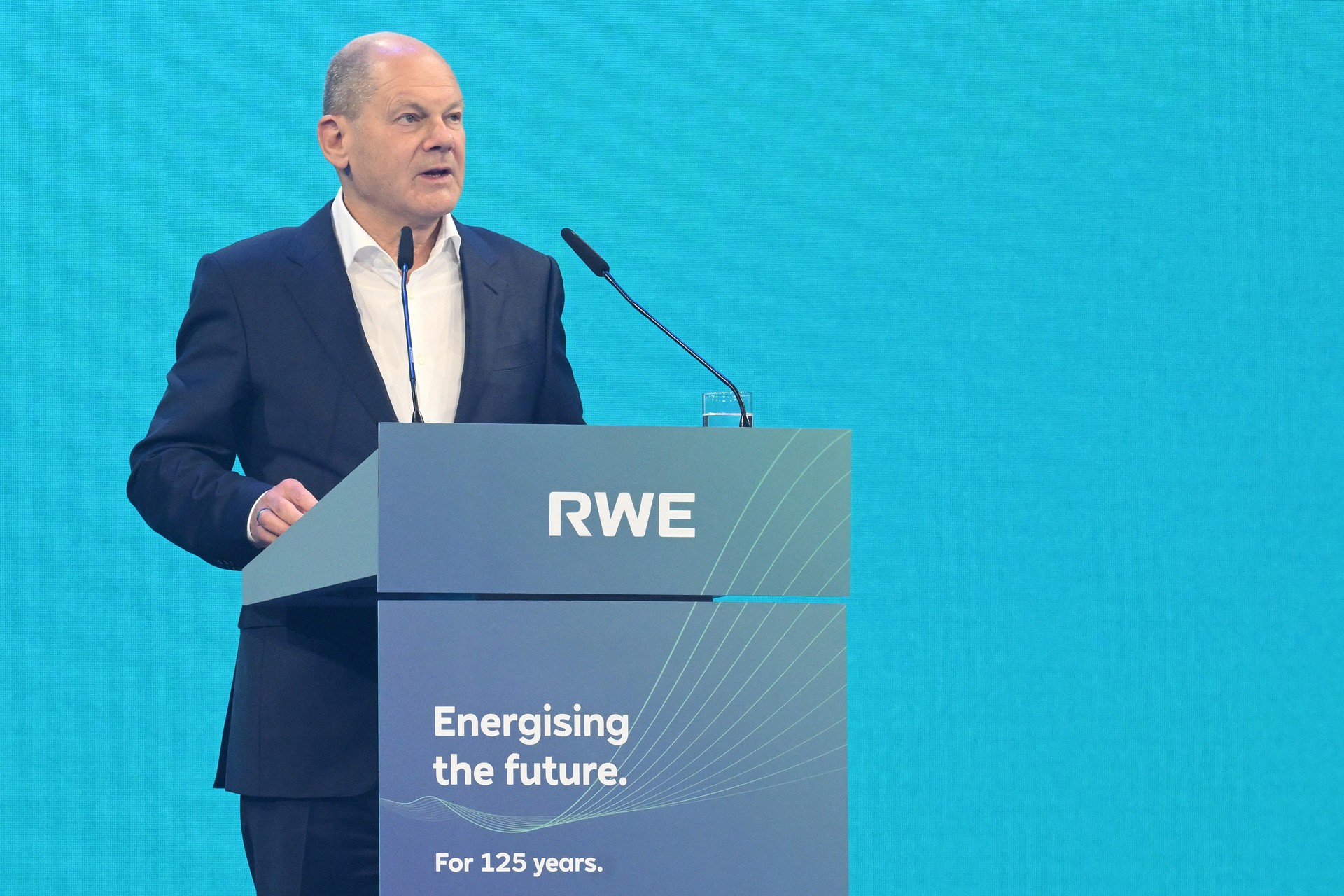 Illuminierte Halle mit vielen ZuschauerInnen