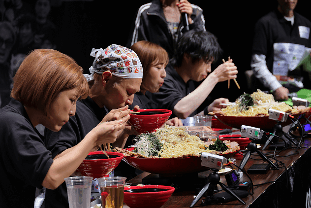 一斉に食べるファイターたち