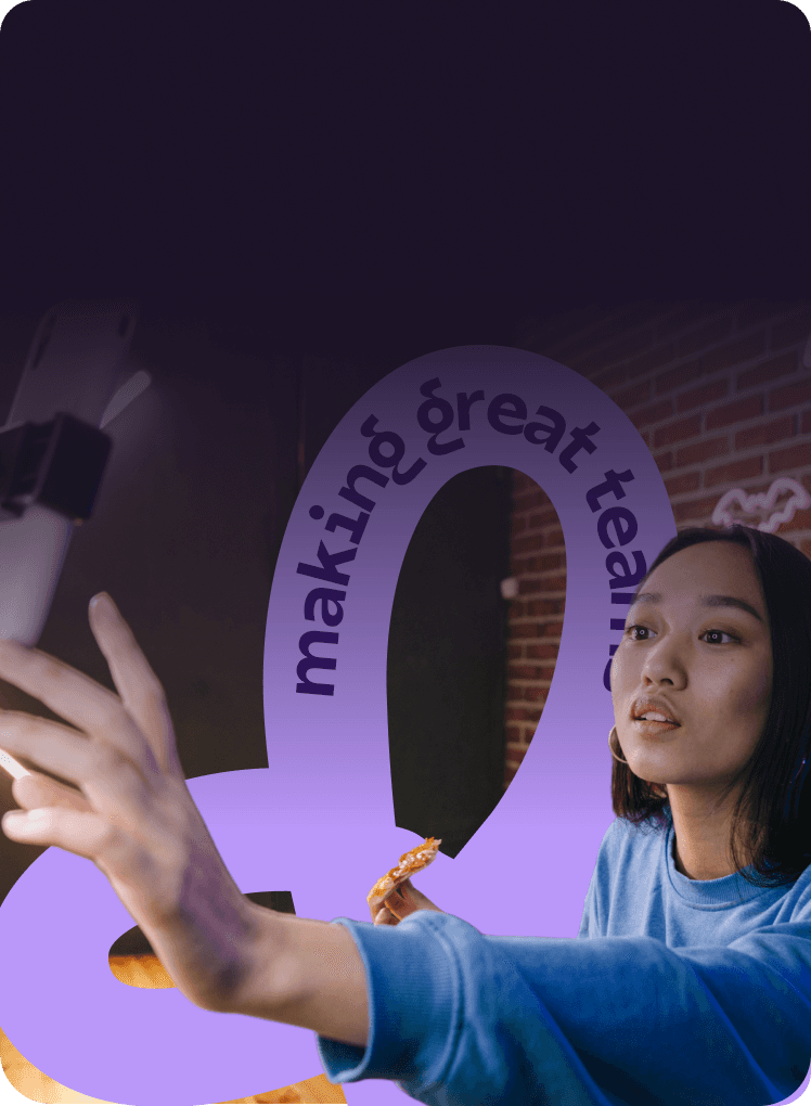 Ambassador che registra contenuti con lo smartphone. Sezione Ambassador Restworld: condividi opportunità Horeca e guadagna con ogni candidatura.