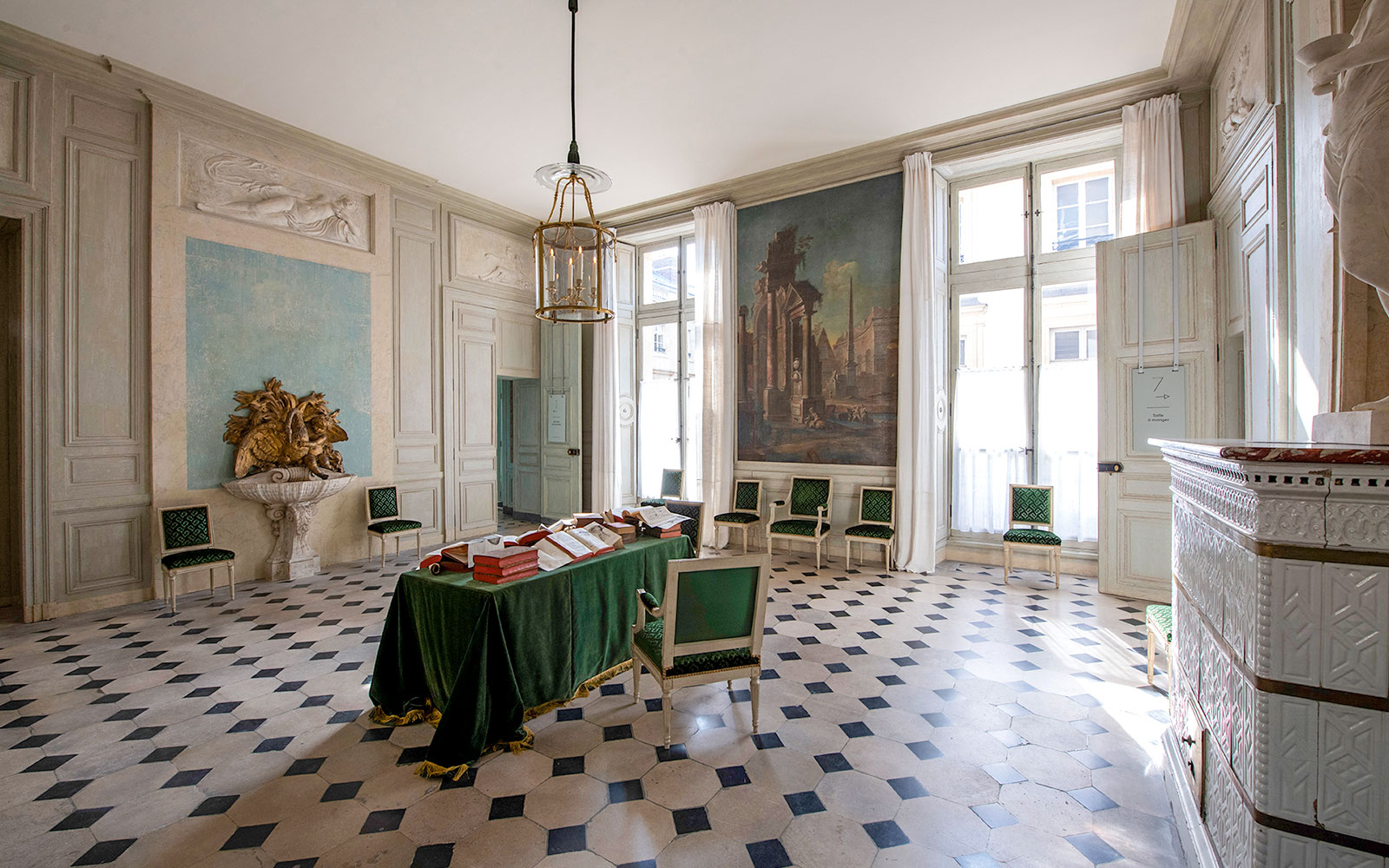 Interior do Hôtel de la Marine com decoração requintada e obras de arte históricas em Paris.