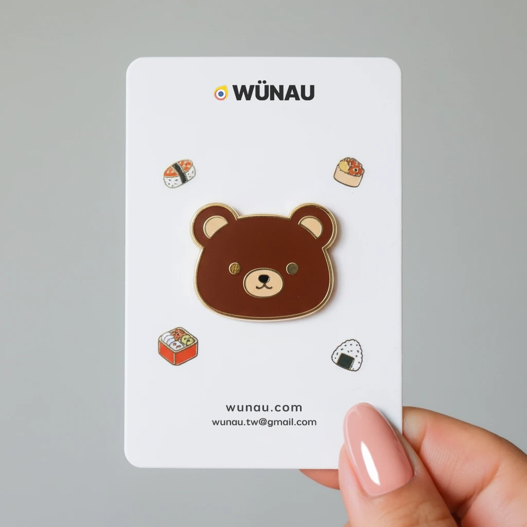 手拿熊圖樣胸章