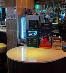 Foto van een Compact Powerbank hub op een bar in een restaurant