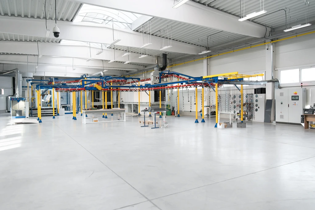 Powder coating line with overhead conveyor