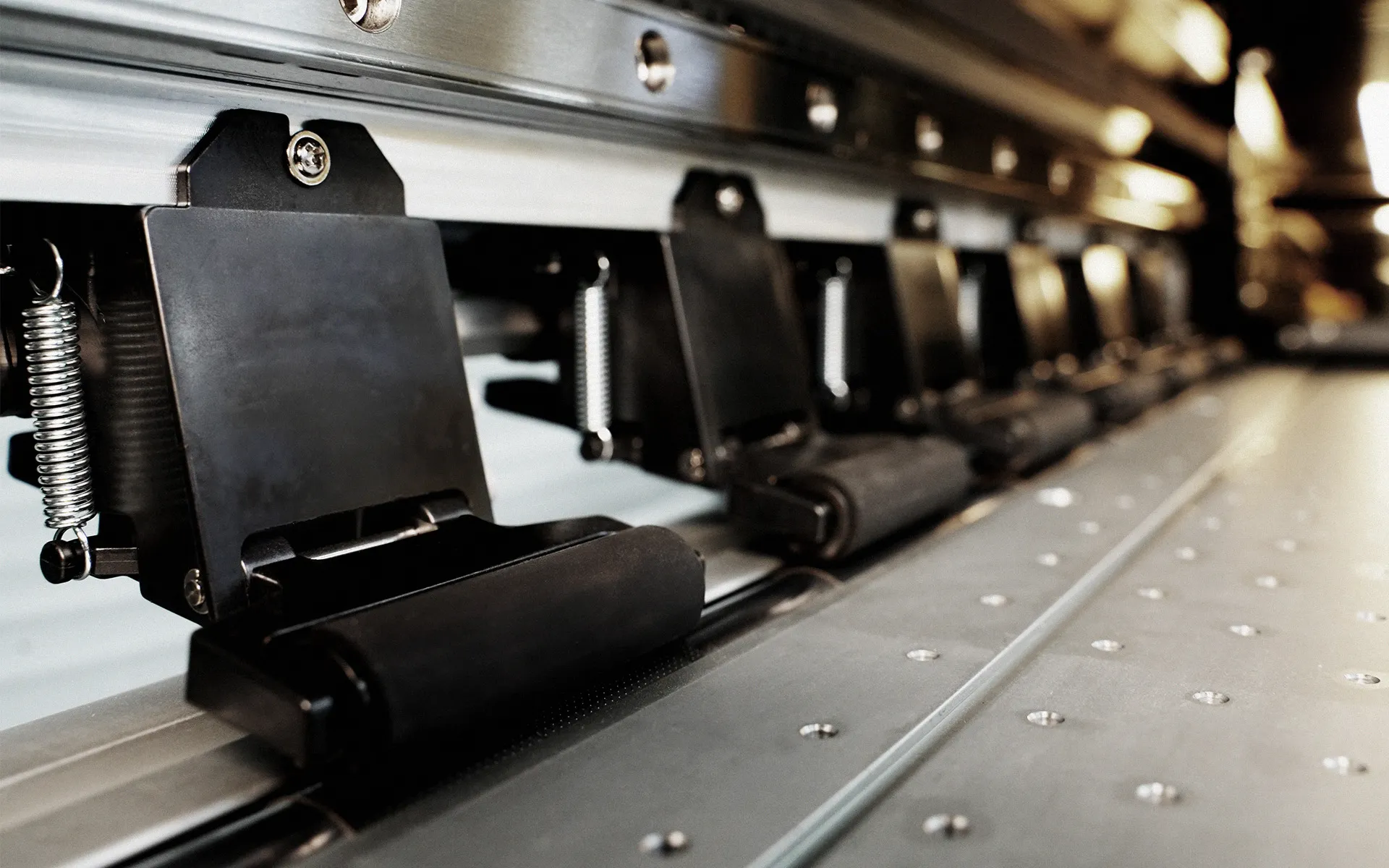 Detailed view of the motorized pinch roller system on the Manprotek Gravity Pro DTF printer, designed to deliver uniform pressure across the media for stable and precise film feeding.