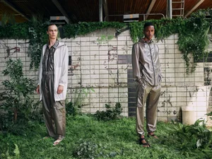 Dans le lookbook de la marque Danoise Another Aspect, le mannequin porte un costume gris et une chemise blanche