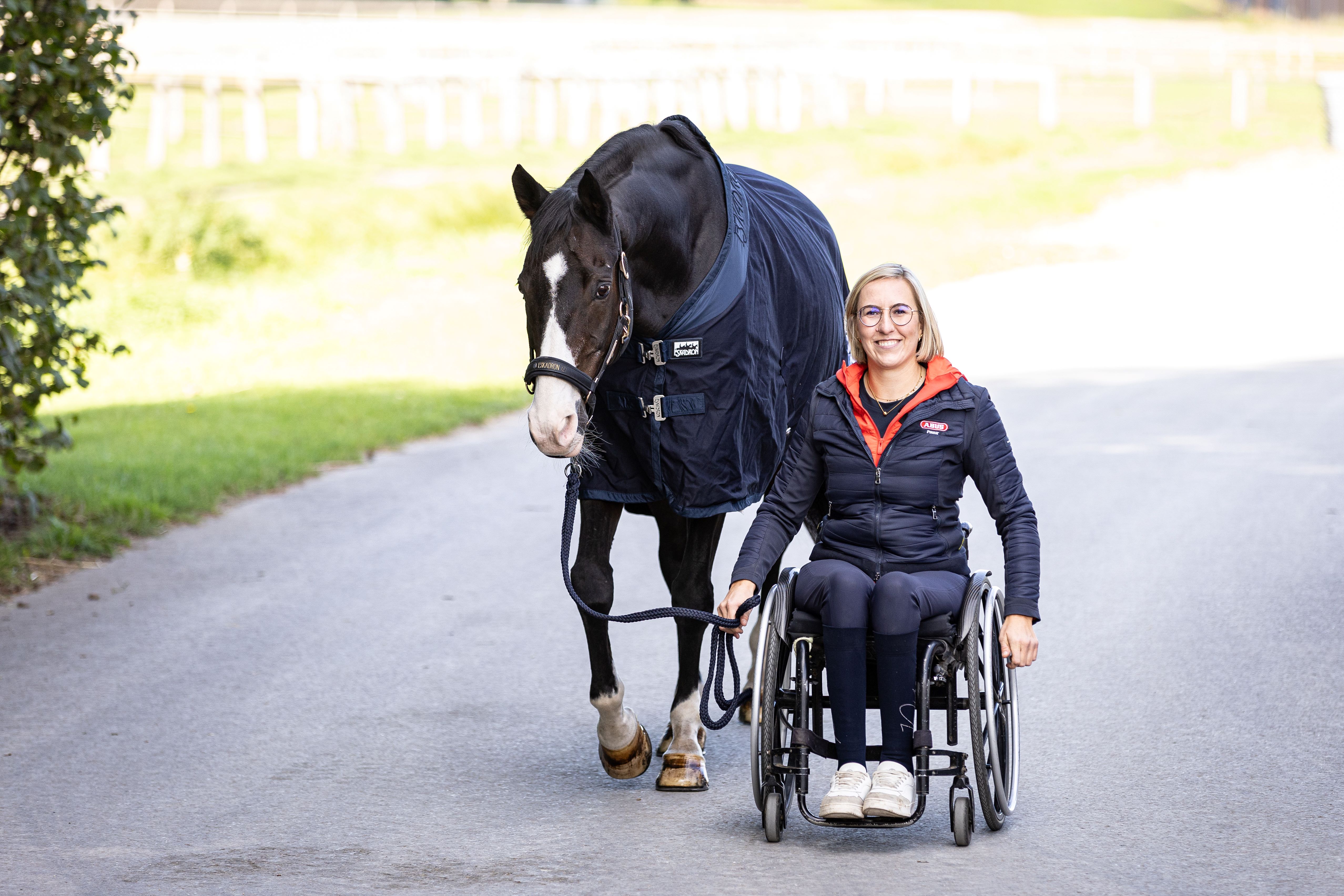 Gianna Regenbrecht im Rollstuhl neben ihrem Pferd