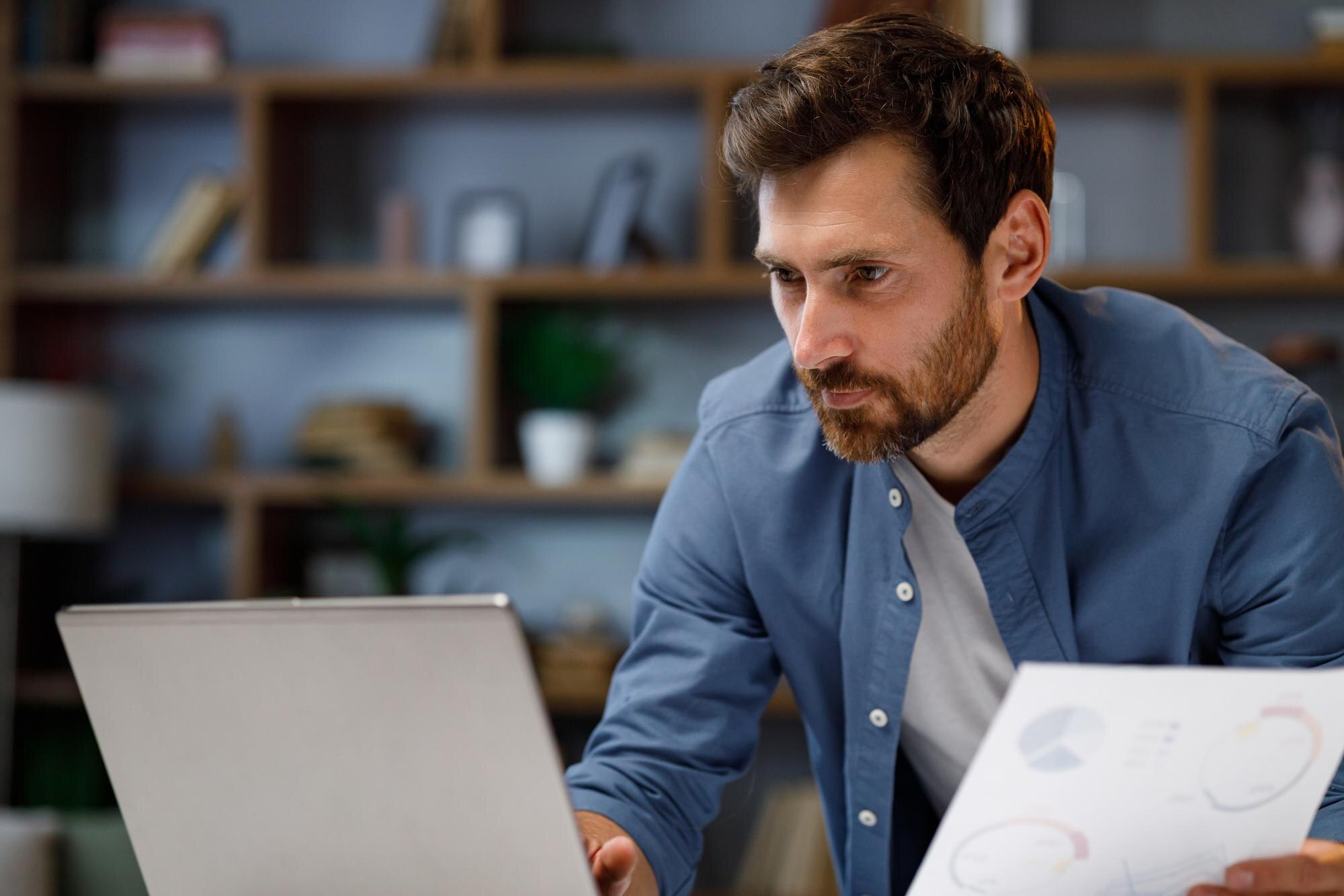 AI-telefoonassistent vergelijking met functies en prijzen op tablet