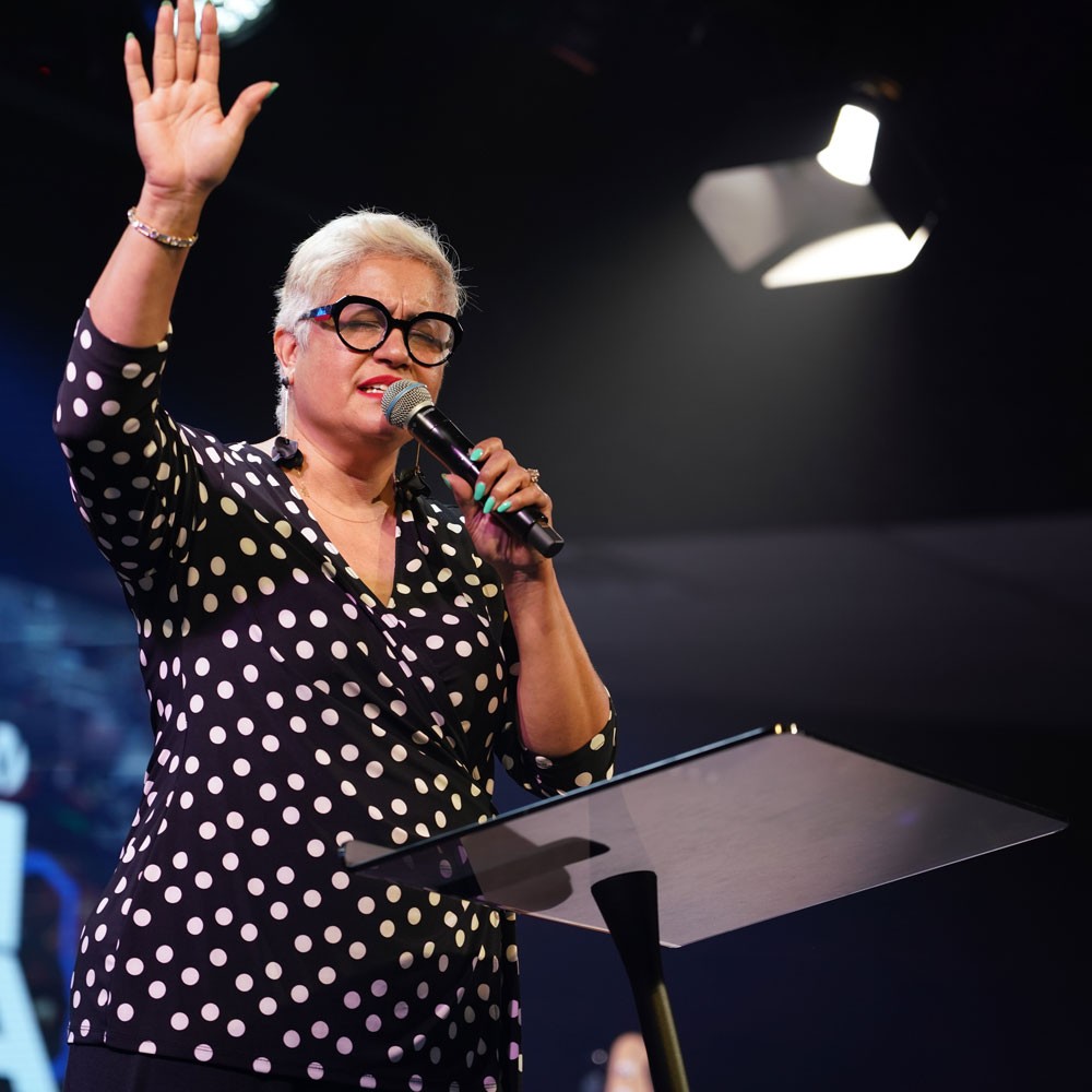 Pastora otrando con mano elevada