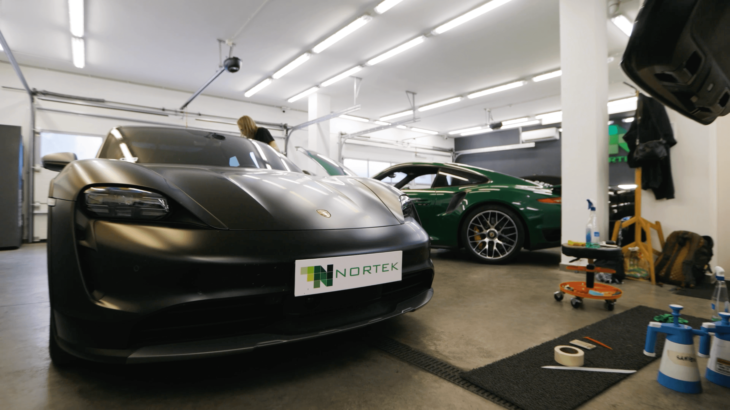Porsche Taycan matt fekete karosszériavédő fóliával