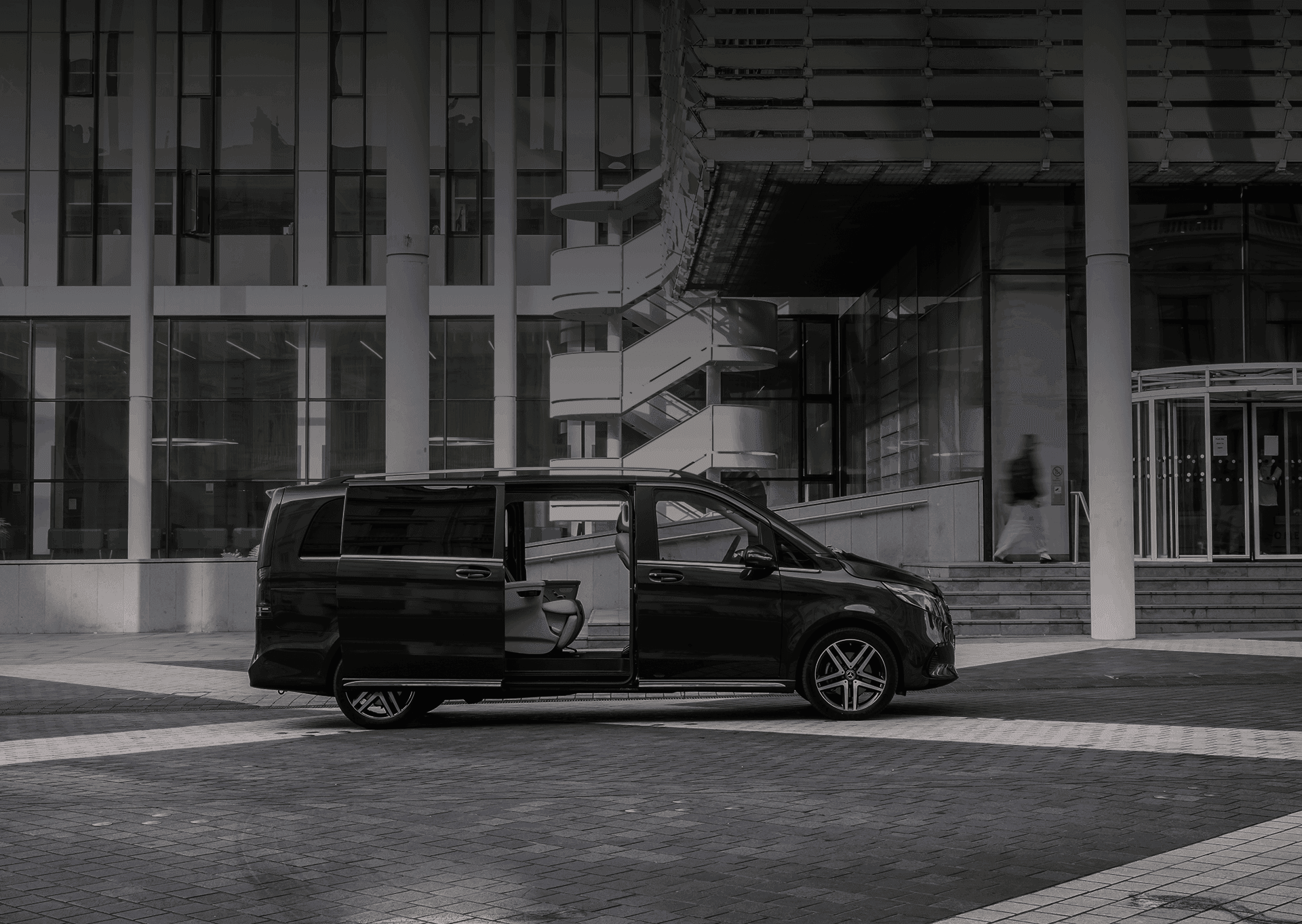 vue sur un mercedes classe v avec la porte arièrre ouverte devant un batiment