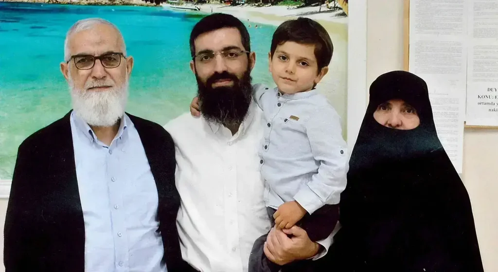 Halis Bayancuk hoca, annesi, babası ve muhammed hanzala ile fotoğrafı