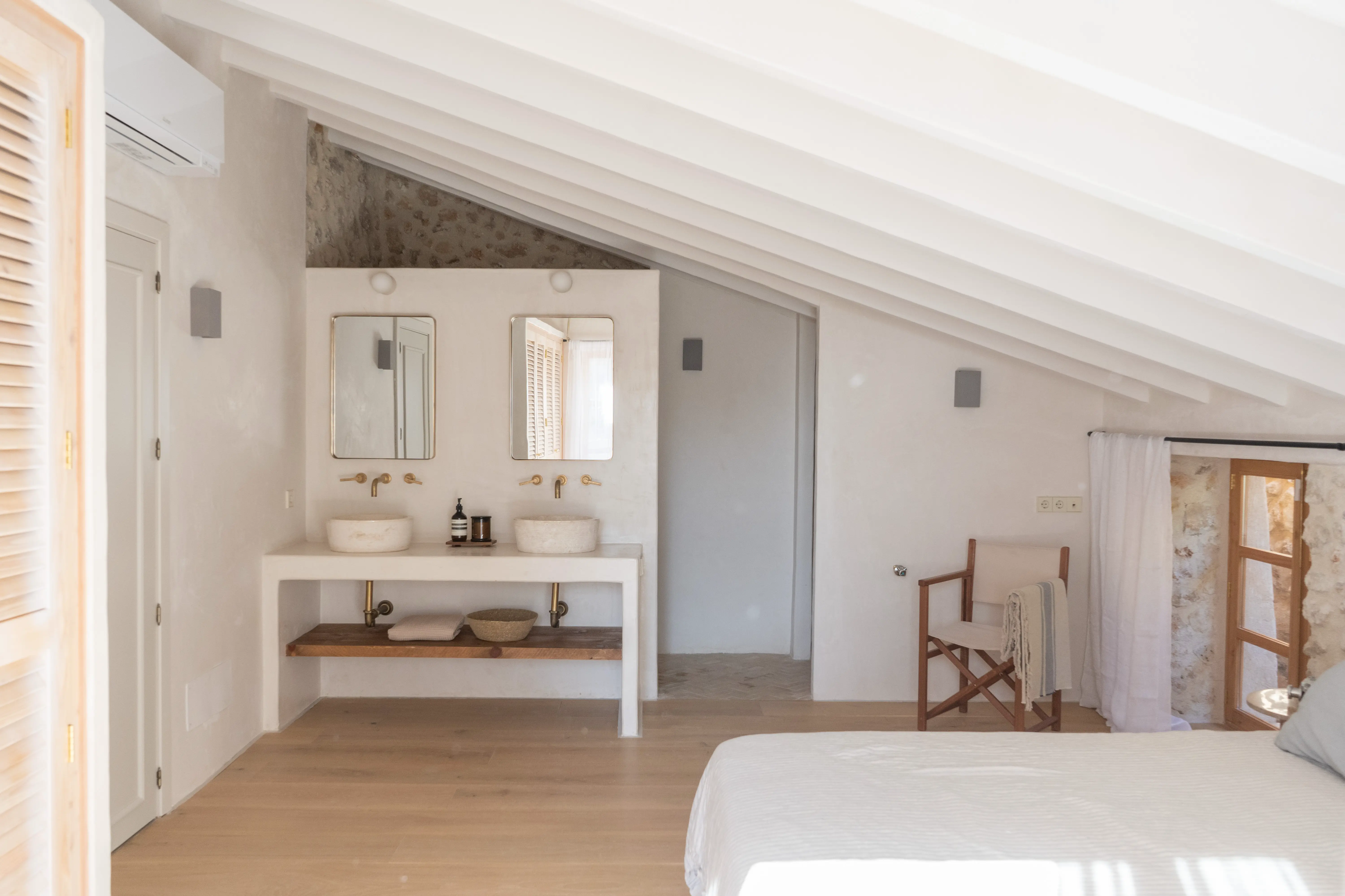 Dormitorio abuhardillado con baño al fondo 