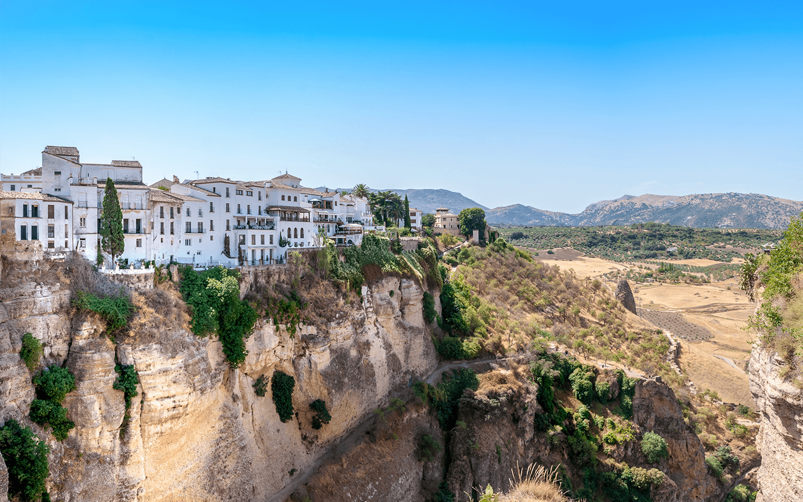 西班牙塞特尼尔·德·拉斯·博德加斯的懸崖邊房屋，俯瞰美麗的山谷景色。