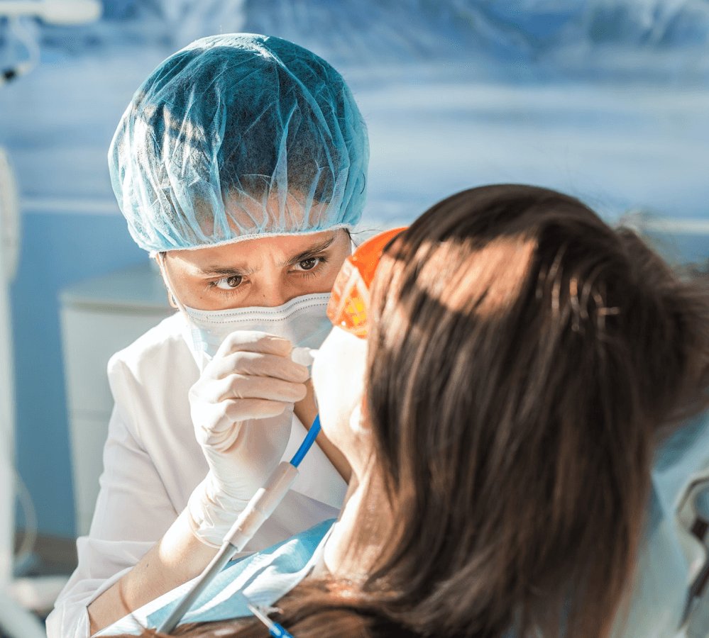 Dentiste inspectant les gencives d'un patient