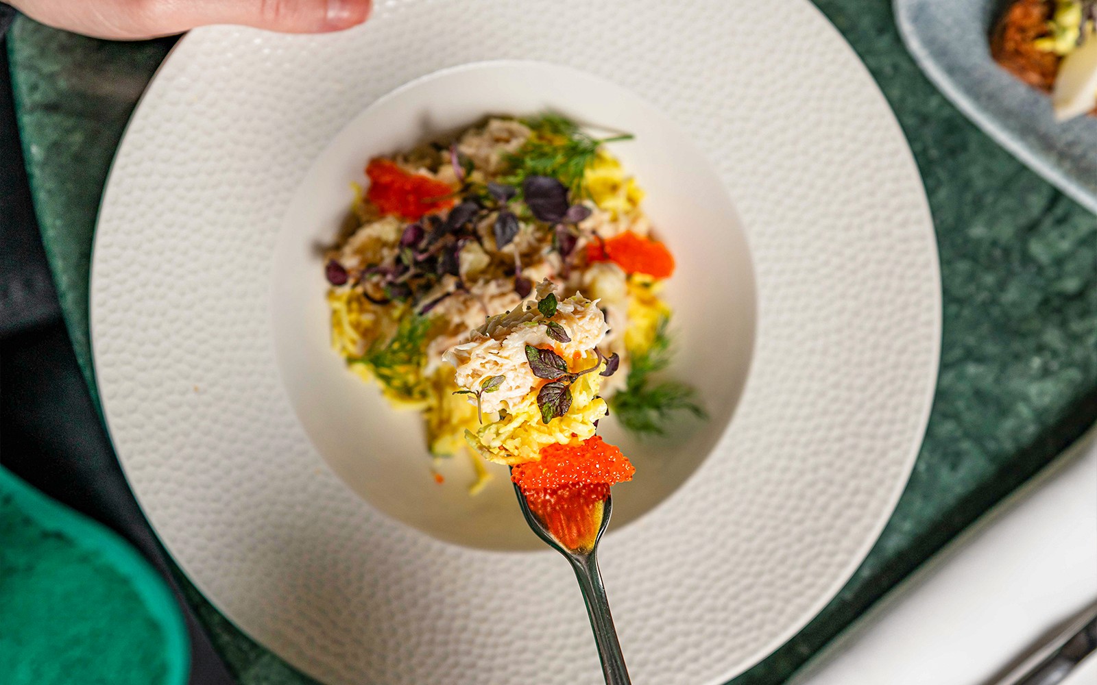 在巴黎香榭麗舍大道的Flora Danica餐廳，搭配魚卵和香草的海鮮料理。