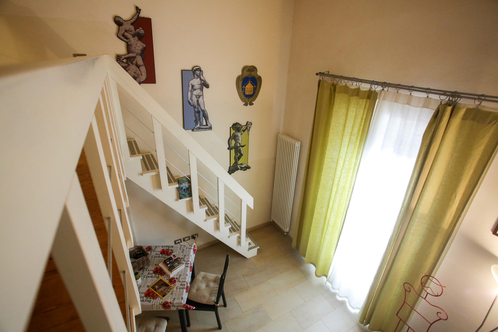 Immagine del salotto vista dall'alto destra